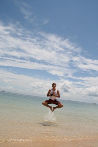 Le saut du taiwanais heureux plage taiwan
