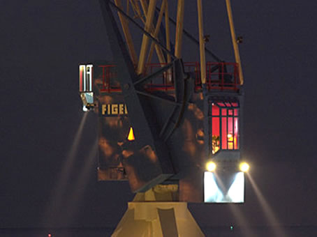 La grue du port de Harlingen aux Pays-Bas La grue du port de Harlingen aux Pays-Bas