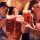 De joyeux amis fêtant l'Oktoberfest et trinquant à la bière.