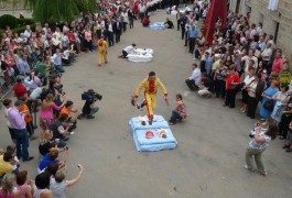 Tradition espagnole : le saut de bébés