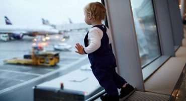 Vous oseriez laisser vos enfants voyager seuls en avion ?!