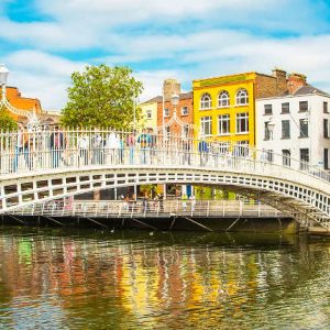 Hapenny Bridge et riviere Liffey dans la vieille ville de Dublin Irlande iStock Header