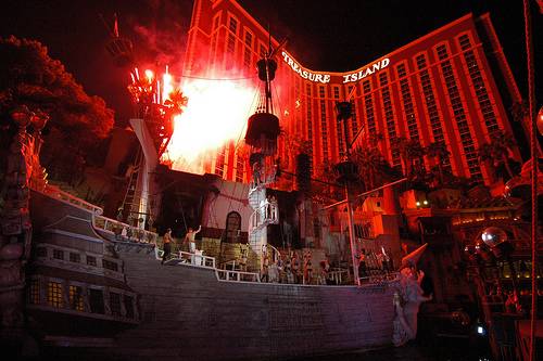 Un spectacle avec sirènes et pirates devant le Treasure Island