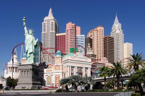 Le New York New York, son grand huit et sa reproduction de la Statue de la Liberté
