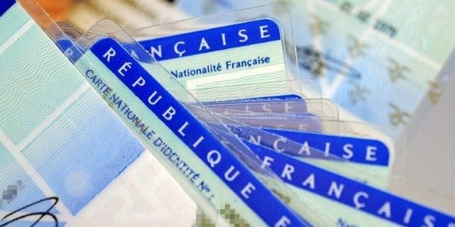 Nouveau Voyager Avec Une Carte Nationale Didentité