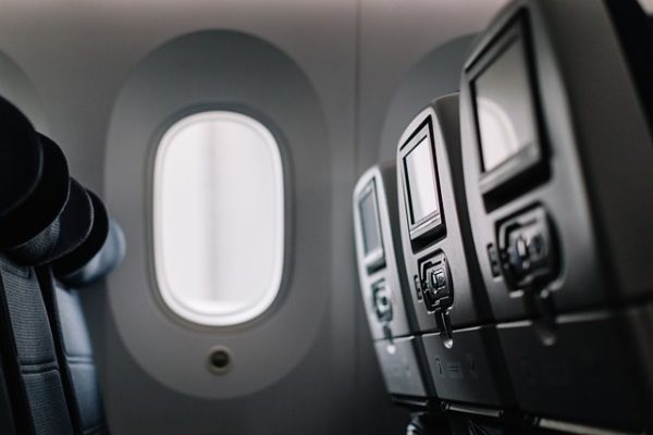 Siège avec un hublot en avion