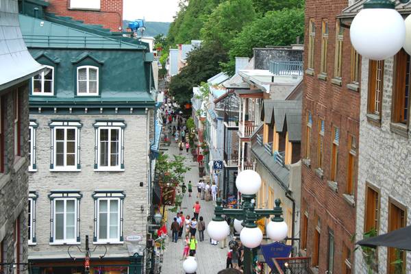 Prenez l'escalier Casse-Cou pour descendre dans la rue piétonne du Petit Champlain.