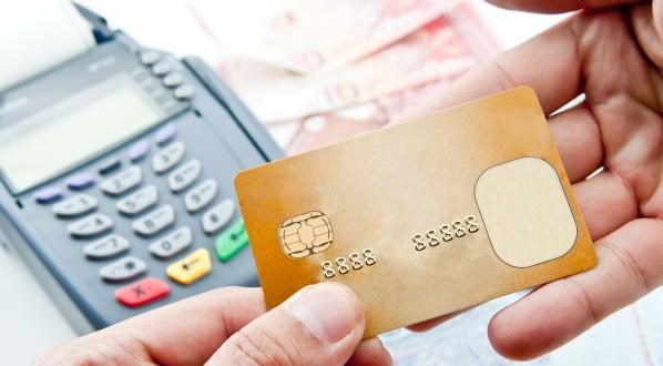 Payer à l'étranger avec sa carte bancaire, comment ça marche ?