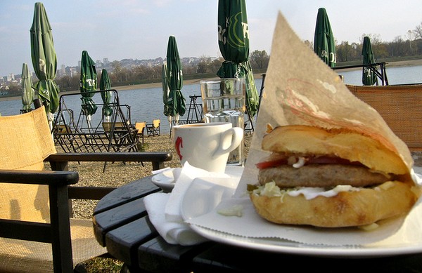 Une bonne pljeskavica au bord du Danube ! (Photo / Fif' / Flickr cc.)