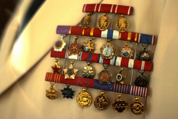 Le torse du Maréchal Tito bardé de décorations