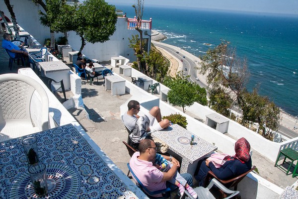 Le café Hafa avec vue sur le détroit.