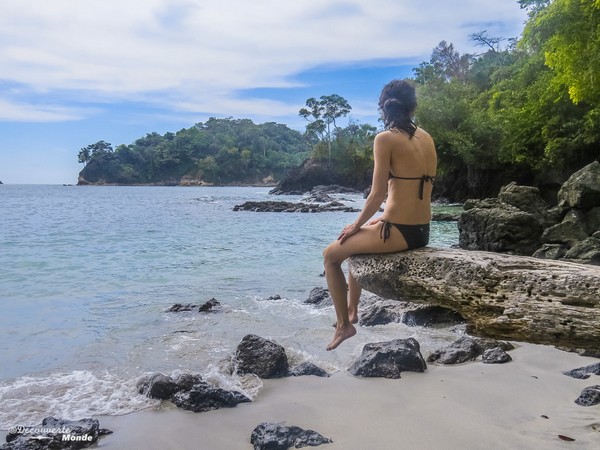 Moment contemplatif au parc Manuel Antonio au Costa Rica.