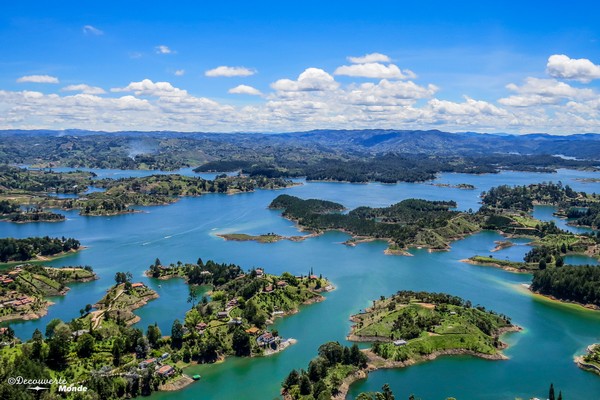La vue du lac Guatape d’en haut de la piedra del penol.