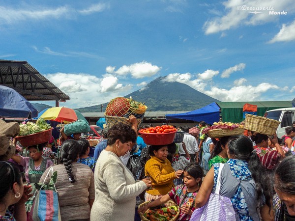 Les marchés sont un lieu de rencontre très vivant au Guatemala.
