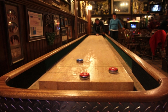 Une table de shuffleboard, à tester absolument au Ugglan.