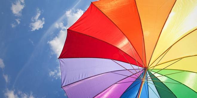 parapluie multicolore dans un ciel bleu