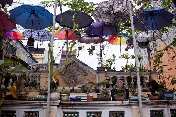 parapluies cafe nola hanoi
