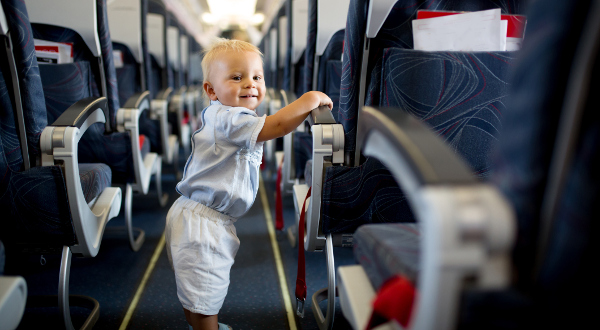 Bebe-dans-lavion-iStock