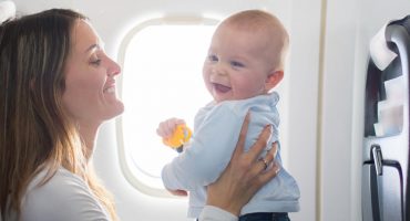 Prendre l’avion lorsqu’on allaite : 5 choses à savoir