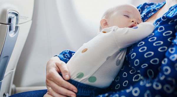bébé dans les bras de sa maman iStock