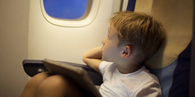 enfant avion