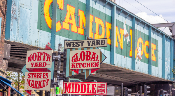 Le marché de North Yard Street à Camden Lock, à Londres, avec des autocollants indiquant des informations identifiables en arrière-plan.