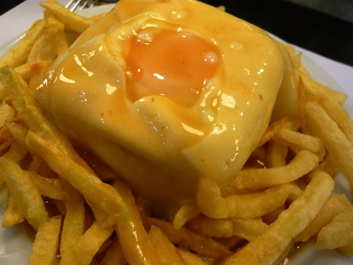 Francesinha sur son lit de frites