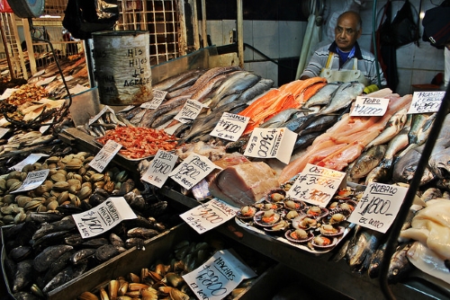 Stand de poissonerie au Marché de la Vega
