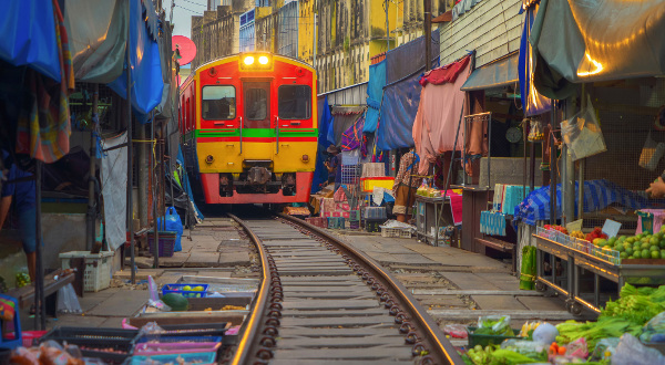 Maeklong Market Railway, en Thaïlande iStock
