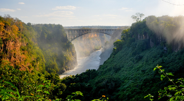 Train au dessus des Victoria falls iStock