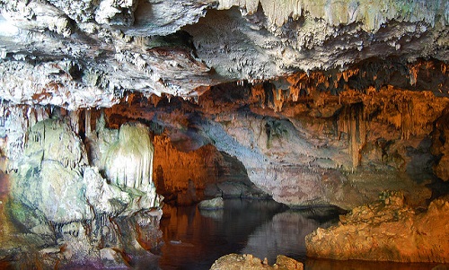 L'entrée des grottes de Neptune