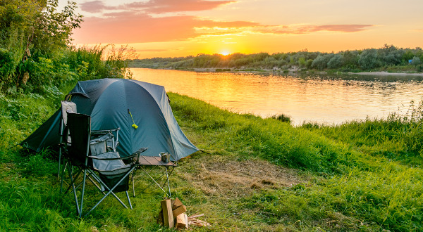 Camping près d'un lac iStock