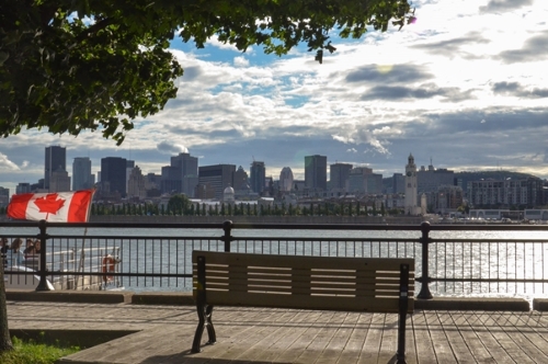 Montreal vu du Parc Jean Drapeau pour changer de la traditionnelle vue de Montreal depuis le Mont Royal