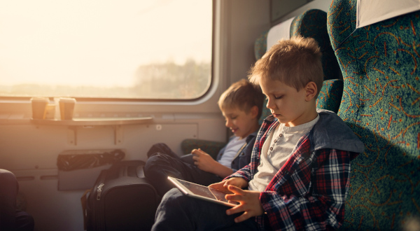 enfants dans le train