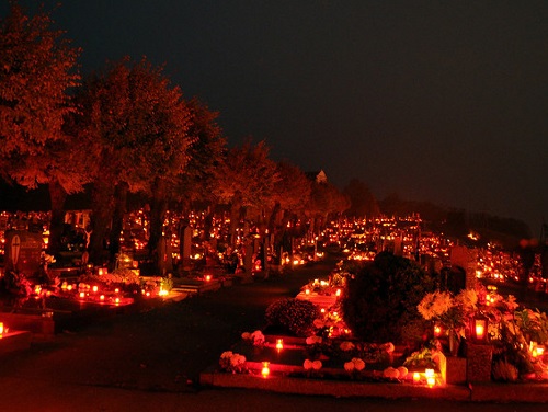 Cimetière illuminée le soir de la Toussaint en Autriche