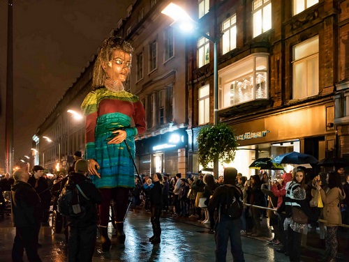 La procession des Macnas le soir d'Halloween à Dublin