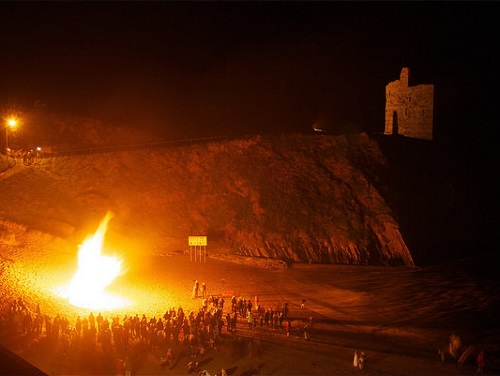 Recueillement autour d'un feu le soir d'Halloween à Kerry en Irlande