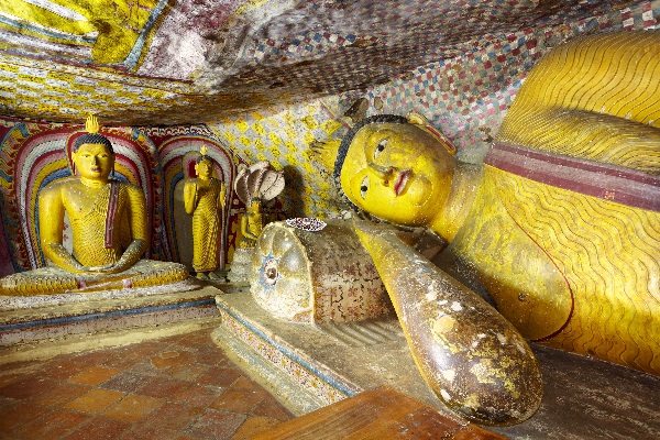 Bouddha allongé dans une des grottes