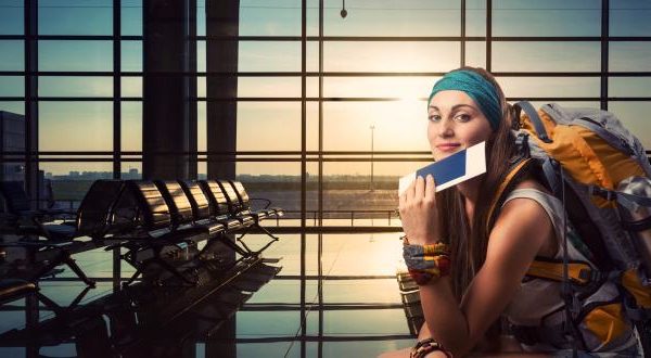 voyageuse a l'aeroport