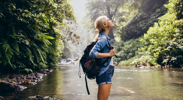 voyageuse en pleine nature