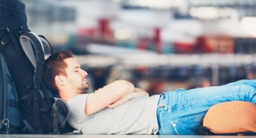 Dormir à l’aéroport : comment optimiser la galère