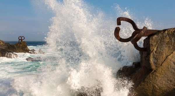 El Peine del Viento San sebastian shutterstock
