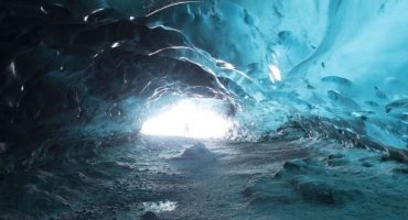 Visiter une grotte de glace en Islande