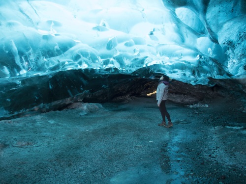 excursion organisée dans une grotte en Islande