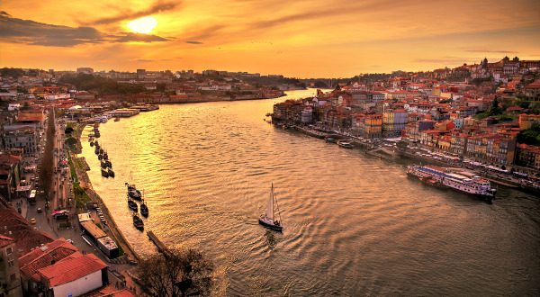 Puesta de sol en Oporto sobre el Rio Duero