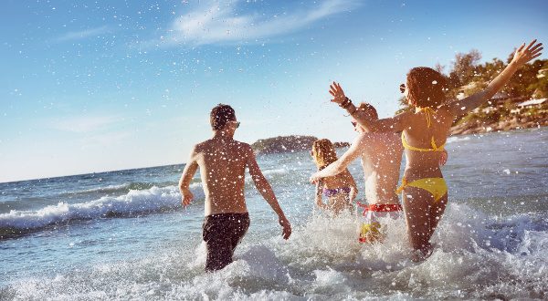 Amis en vacances à la mer