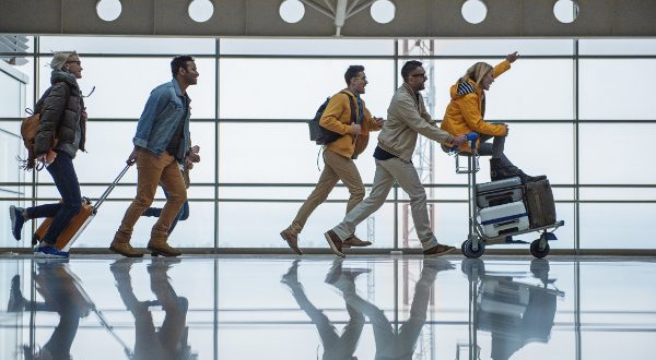Groupe d'amis à l'aéroport