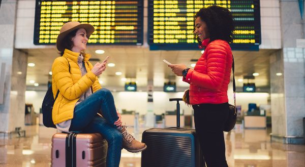 Amis à l'aéroport