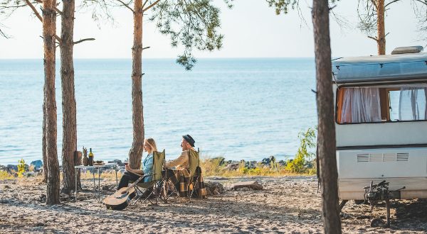 Couple Camping Car Plage
