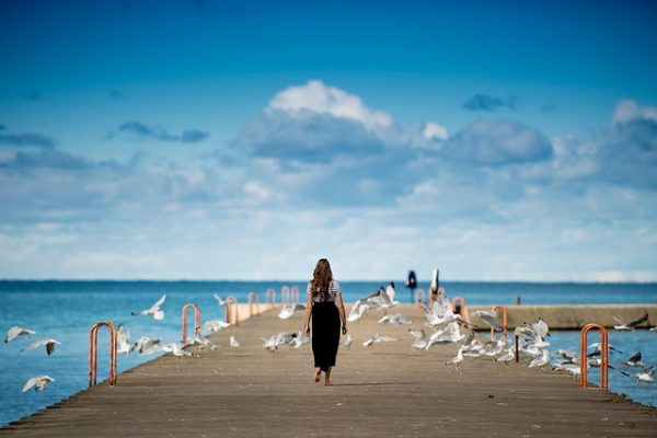 Une femme voyage seule au bord de la mer